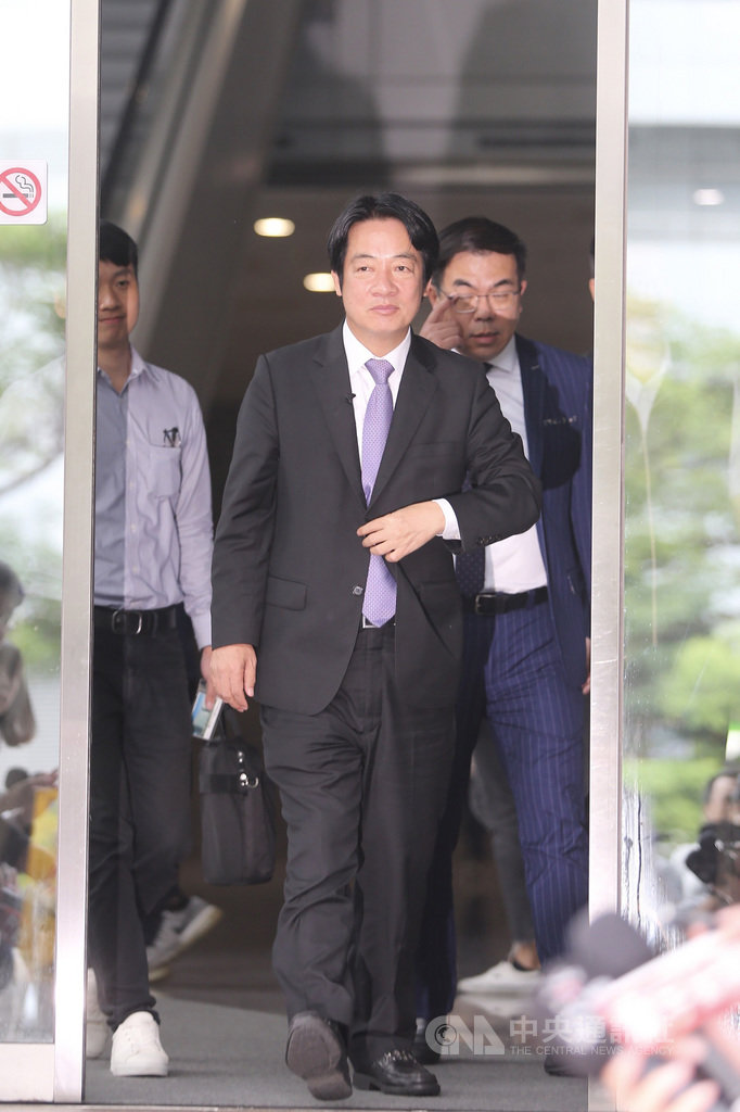 民進黨中執會29日將再次討論總統初選日程相關事宜。前行政院長賴清德(前)27日表示,他不希望初選辦法已公告、登記、進行2個多月再來改選舉辦法,這樣做恐怕讓社會失去信心,即便發生這樣的事,他也不會脫黨參選,也不會採取法律途徑。中央社記者徐肇昌攝 108年5月27日