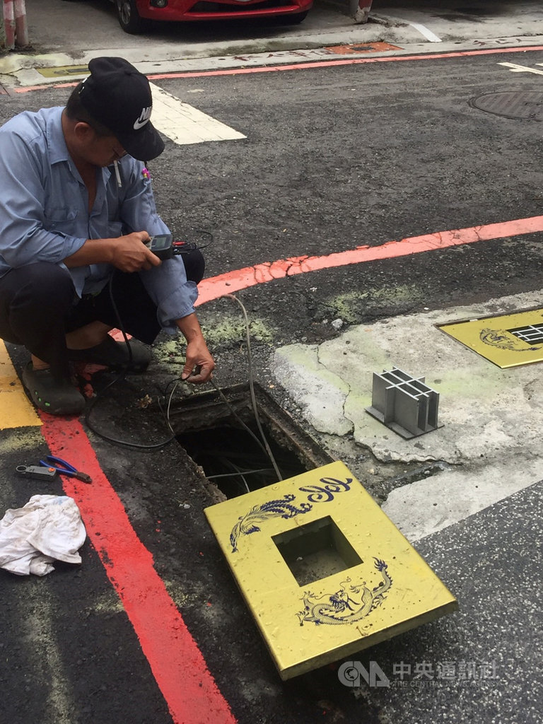 高雄市新興區巷弄出現金色水溝蓋,上印有高雄市長韓國瑜Q版圖像,引發熱議。催生水溝蓋的新興區德生里里長吳三雄27日受訪表示,這塊防蚊水溝蓋已更換5個,會視外界反應再換。中央社記者董俊志攝 108年5月27日