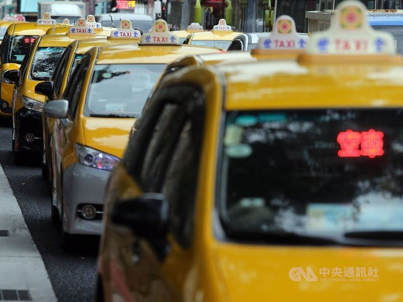 交通部提高計程車汰舊換新補助金額,預計6月3日上路,3年經費約新台幣18億元,共有1萬2000輛計程車受惠。(中央社檔案照片)