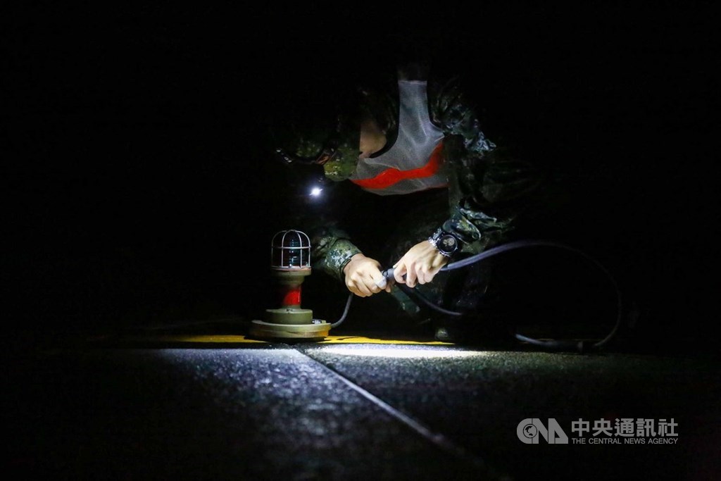 國軍三型戰機28日在彰化戰備道實施操演,由於無法現地演練,官兵只能事前在台中清泉崗機場演練。圖為8日官兵摸黑在清泉崗架設跑道燈。中央社記者游凱翔攝 108年5月28日