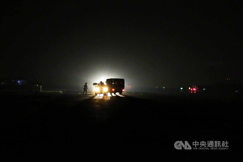 由於戰機戰備道操演無法現地演練,官兵僅能事前在基地模擬練習。圖為28日清泉崗基地中的戰備道演練,各式車輛在清晨2時進場,準備進行事前作業。中央社記者游凱翔攝 108年5月28日