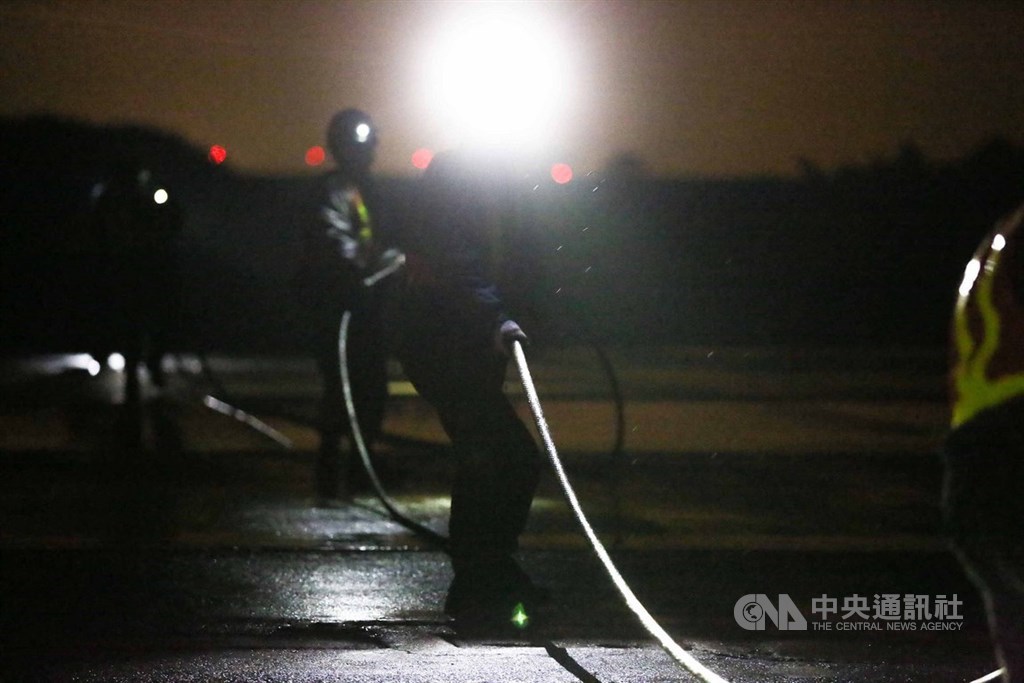 實施戰備道操演時,官兵必須在跑道兩側先行架設「捲揚機」,將攔截鋼索拉出並塗上潤滑油後,每隔2.5公尺放置一個支撐塊,讓攔截繩能離地5至7.5公分,以利鉤接戰機。 中央社記者游凱翔攝 108年5月28日