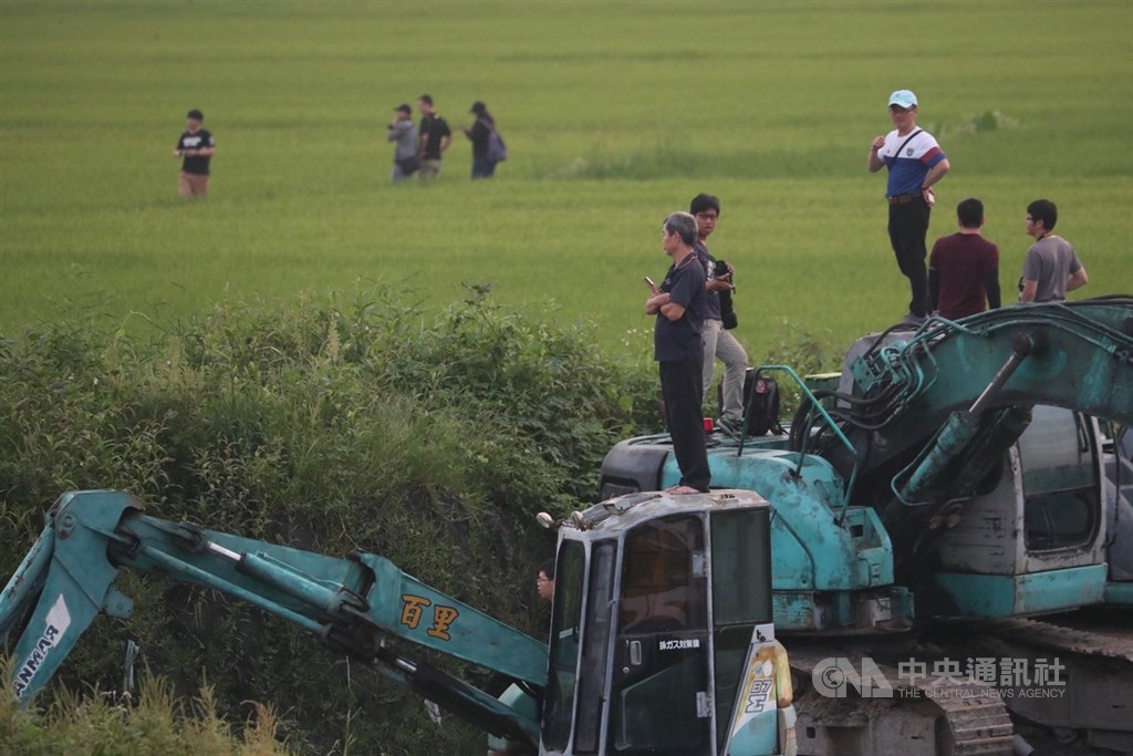 「漢光35號」演習彰化戰備道起降實兵操演,28日在彰化舉行,民眾站在怪手上等待戰機起降。中央社記者吳家昇攝 108年5月28日