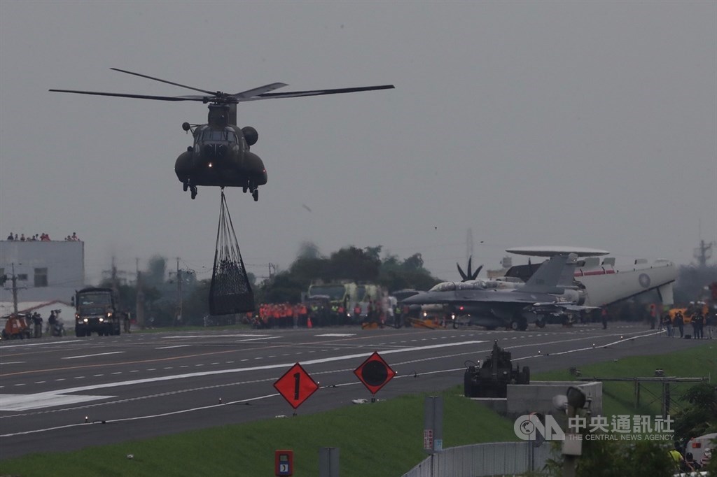 「漢光35號」演習彰化戰備道起降實兵操演,28日在彰化舉行,CH-47SD直升機支援航材運補。中央社記者吳家昇攝 108年5月28日
