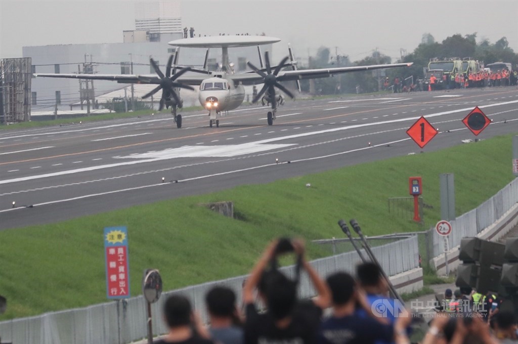 「漢光35號」演習彰化戰備道起降實兵操演,28日在彰化舉行,E-2K空中預警機降落戰備道。中央社記者吳家昇攝 108年5月28日