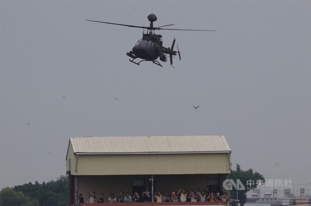 「漢光35號」演習彰化戰備道起降實兵操演,28日在彰化舉行,OH-58D直升機在戰備道周邊偵搜。中央社記者吳家昇攝 108年5月28日