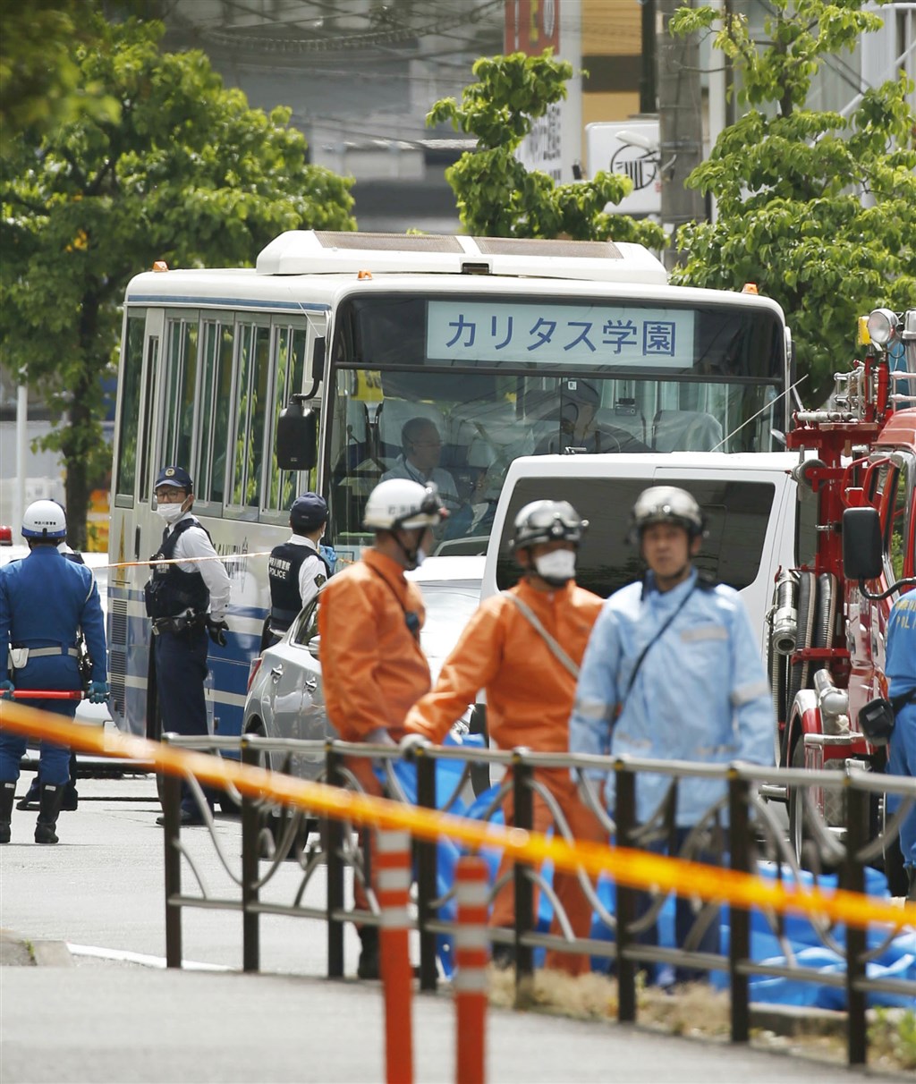 日本神奈川縣川崎市登戶28日一名男子持刀砍殺傷路人,案發當時,CARITAS小學學生正在停靠站準備上校車。圖後方為該校校車。(共同社提供)