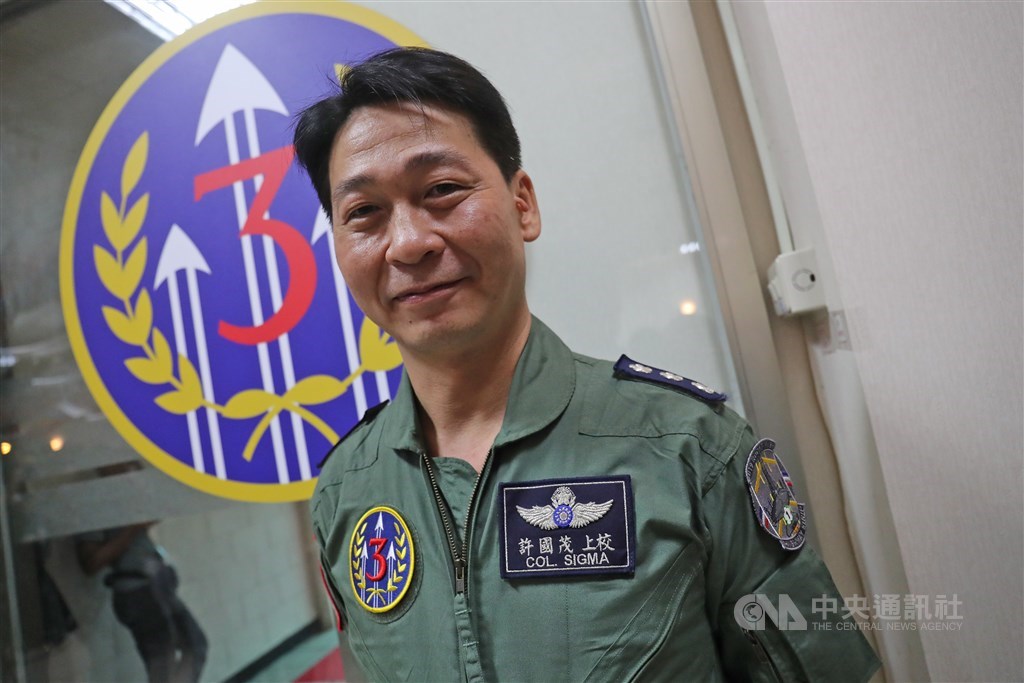 彰化戰備道起降 IDF飛行員許國茂「漢光35號」演習彰化戰備道起降實兵操演28日在彰化舉行,本次飛行駕駛IDF經國號戰機的空軍第3聯隊上校隊長許國茂分享操演經驗。中央社記者吳家昇攝 108年5月28日