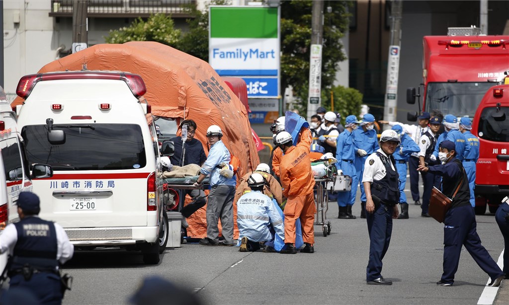 日本神奈川縣川崎市登戶第一公園附近28日一名男子持刀砍殺傷路人,急救隊與警方至現場救援。(共同社提供)