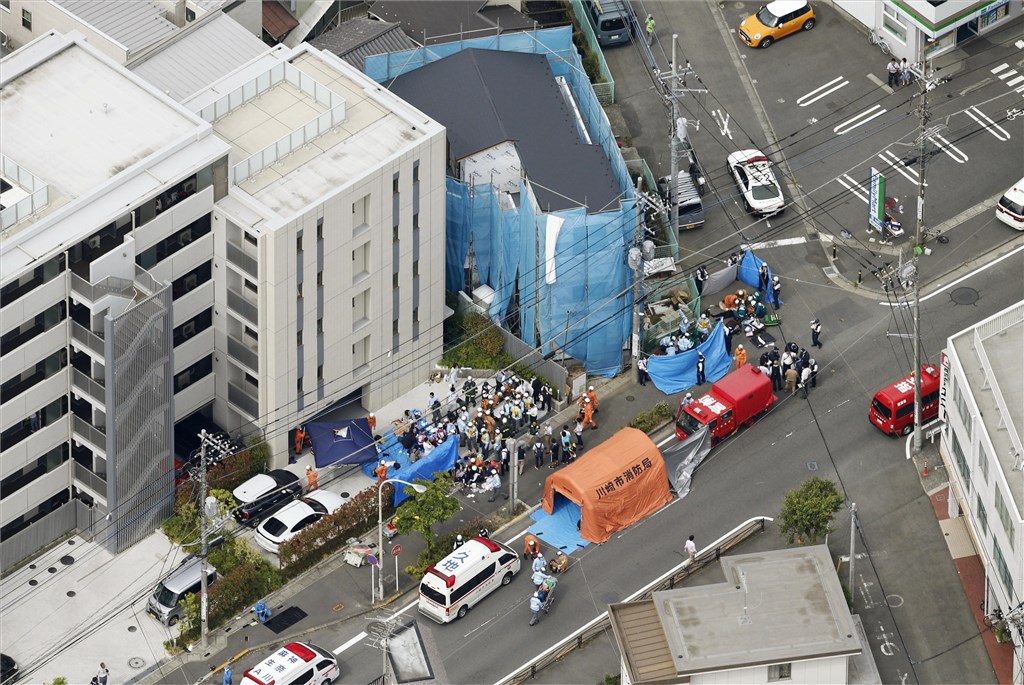 日本神奈川縣川崎市登戶第一公園附近28日一名男子持刀砍殺傷路人,共19人被砍,其中2人送醫急救仍不治。圖為急救隊與警方至現場救援情形。(共同社提供)