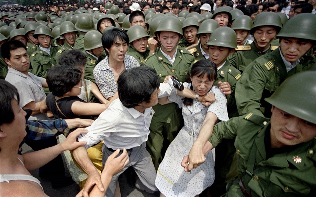 1989年6月3日天安門廣場上,民眾與軍方爆發嚴重推擠。(美聯社/檔案照片)