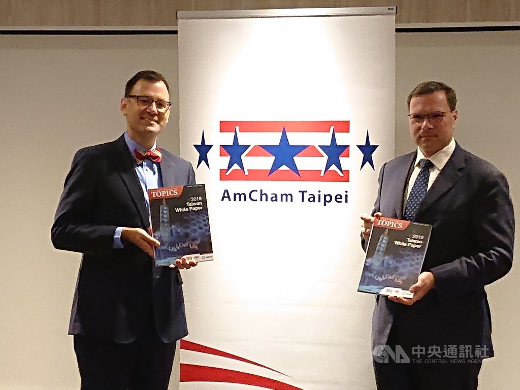 台北市美國商會29日發布2019台灣白皮書,肯定過去台灣改革的成果,圖為台北市美國商會執行長傅維廉(左)及台北市美國商會會長李豪(右)。中央社記者潘姿羽攝 108年5月29日