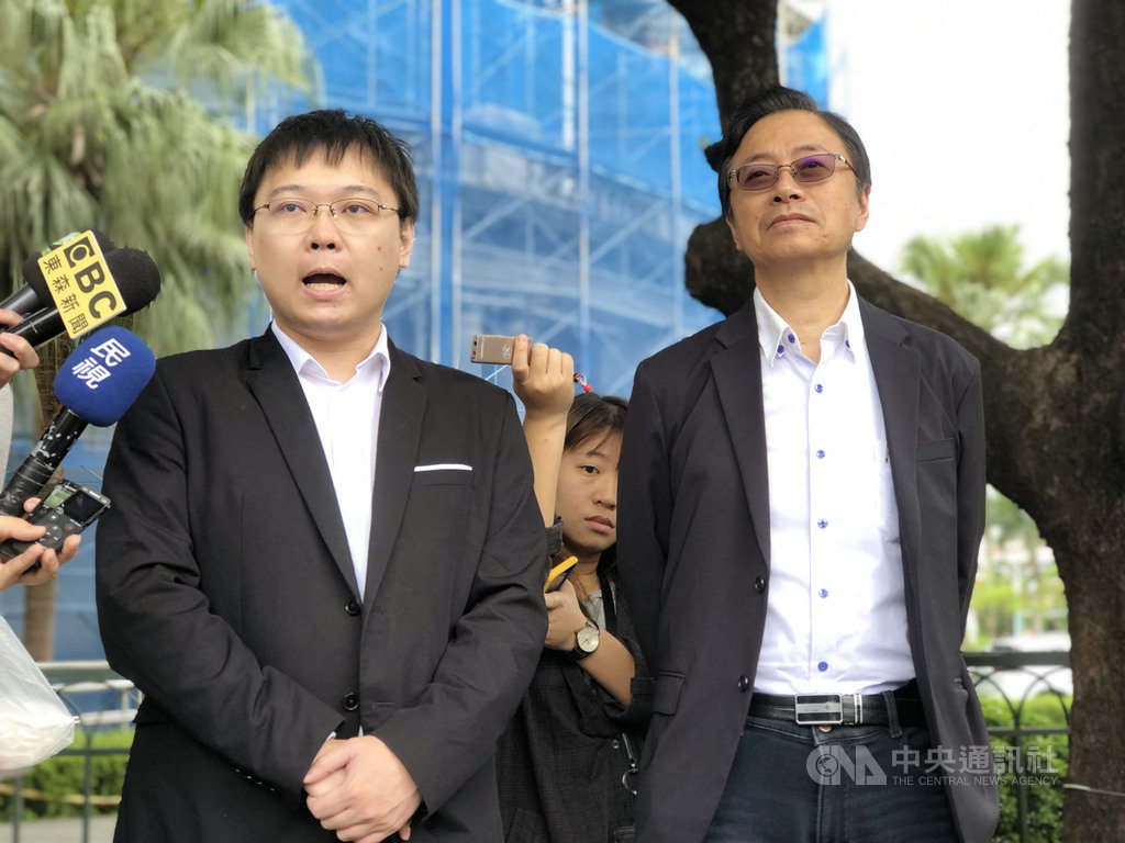 針對以核養綠公投連署書遭判不合格,前行政院長張善政(右)、公投案領銜人黃士修(左)29日前往監察院陳情。中央社記者王承中攝 108年5月29日