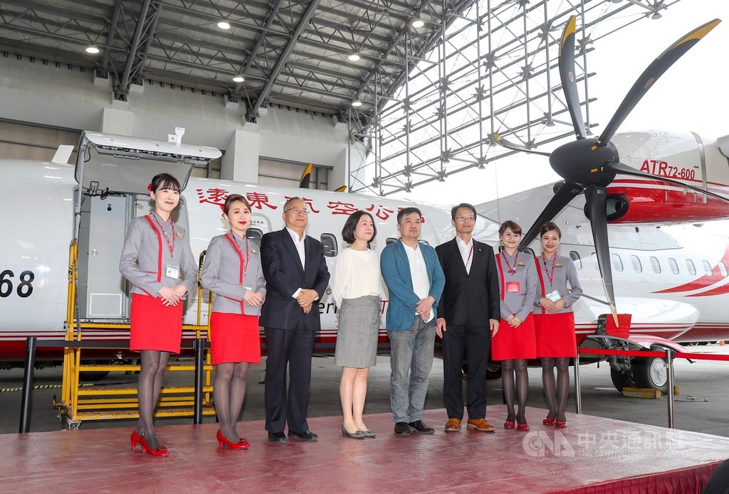 遠東航空29日在台北舉行遠航未來發展及機隊汰換記者會,展示最新飛抵松山機場的ATR客機。遠東航空董事長張綱維(右4)、副董事長鄭晴文(左4)、總經理李梓煌(左3)、民航局標準組組長林俊良(右3)等出席與會。中央社記者裴禛攝 108年5月29日