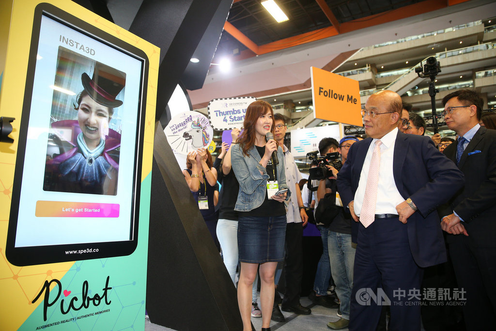 行政院長蘇貞昌(前右)29日出席InnoVEX 2019國際新創特展開幕式,並現場參觀展場,瞭解擴增實境與虛擬實境等技術的應用。中央社記者謝佳璋攝 108年5月29日
