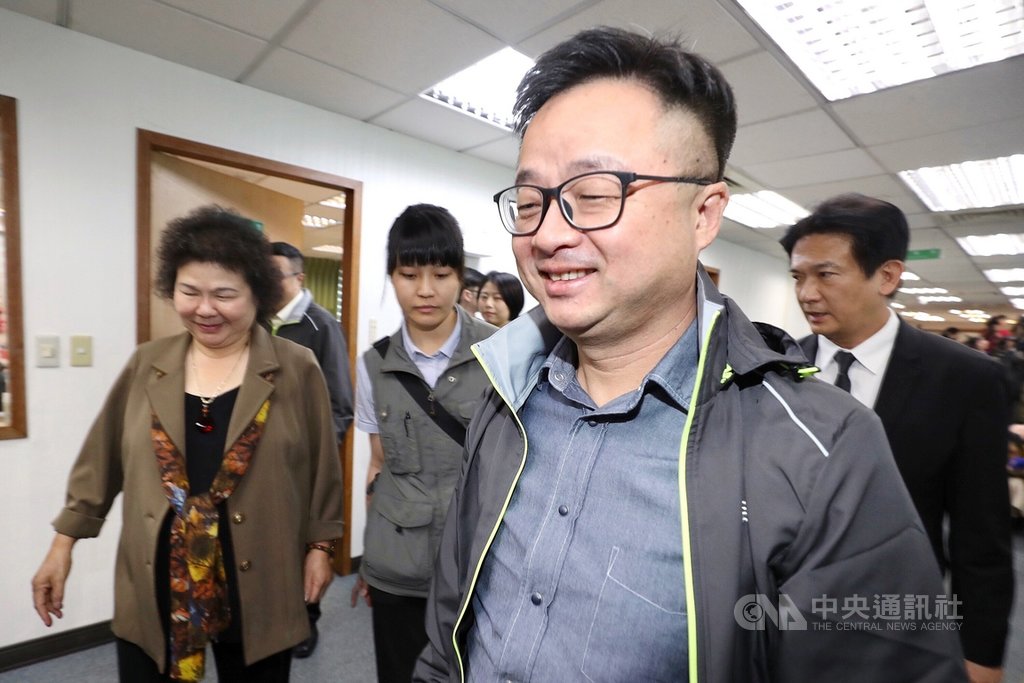 民進黨中執會29日在民進黨中央黨部舉行,總統府秘書長陳菊(左)、民進黨秘書長羅文嘉(前)與投入民進黨總統初選的前行政院長賴清德陣營代表、立委林俊憲(後右)等人出席,討論2020總統提名初選選務日程相關事宜。中央社記者吳翊寧攝 108年5月29日