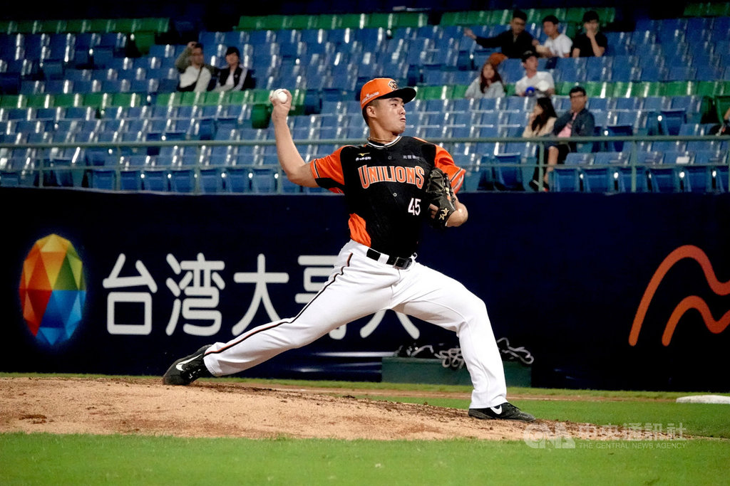 中職統一7-ELEVEn獅隊29日與富邦悍將隊交手,獅隊先發投手施子謙(圖)投6局失1分優質先發,打線也發揮,獅隊終場以10比4奪下近期3連勝,賽後戰績排名衝到第2。中央社記者謝靜雯攝 108年5月29日