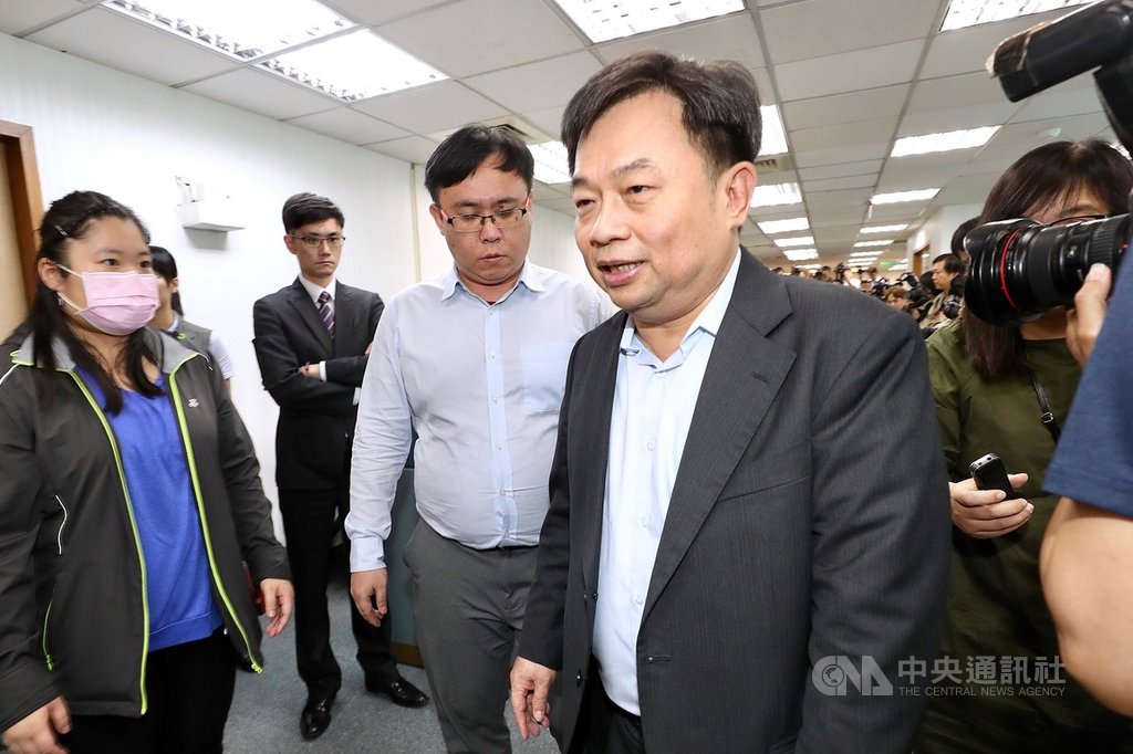 民進黨中執會29日在民進黨中央黨部舉行,投入民進黨總統初選的總統蔡英文陣營代表林錫耀(右)等人出席,討論2020總統提名初選選務日程相關事宜。中央社記者吳翊寧攝 108年5月29日