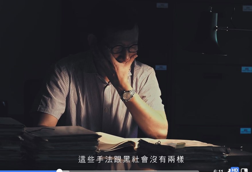 促轉會29日發布紀錄片「不是自己寫的日記」,找來80年代在校園中被監控的當事人閱覽當年的監視檔案。(圖取自facebook.com/twtjc)