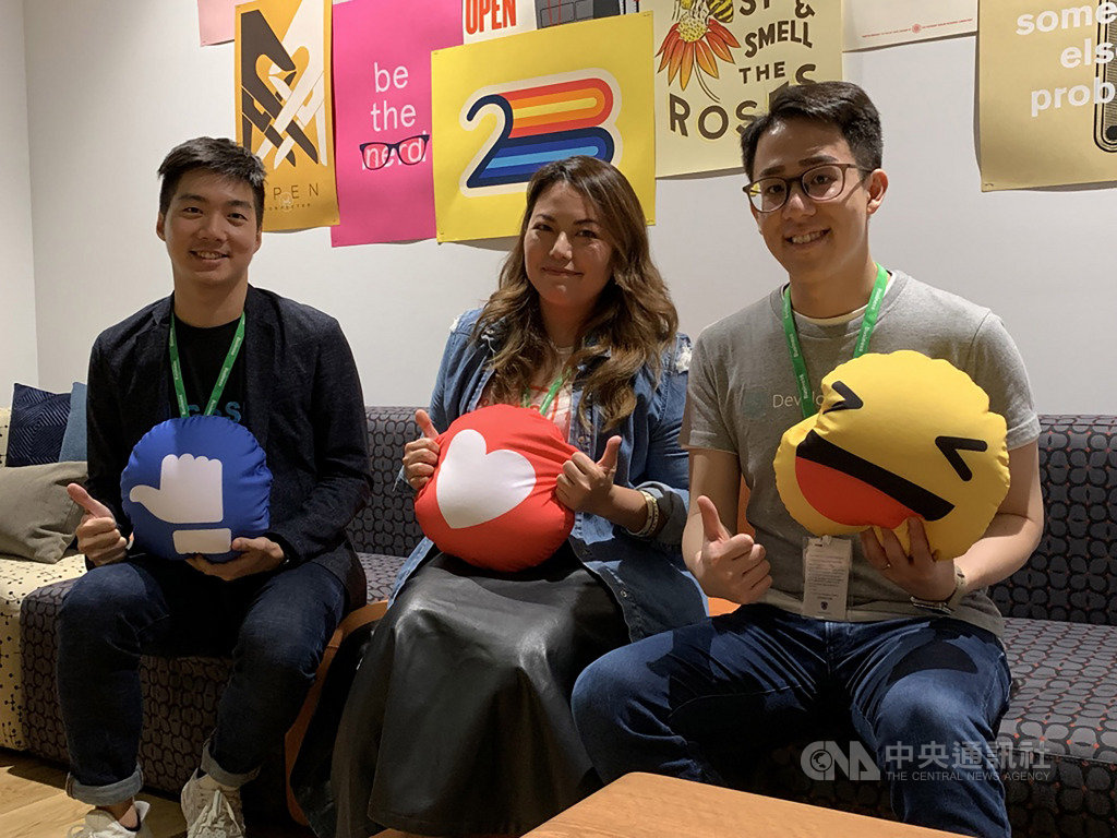 Facebook(臉書)30日舉行媒體團訪,邀請Facebook Developer Circle台灣社群領袖唐宏瑞(右)、GoSky構思網路科技共同創辦人暨執行長張聿瑋(左)、Speed 3D啟雲科技創意行銷總監鄭以屏(中)分享對台灣開發者生態的看法,以及臉書提供的資源與幫助。中央社記者吳家豪攝 108年5月30日