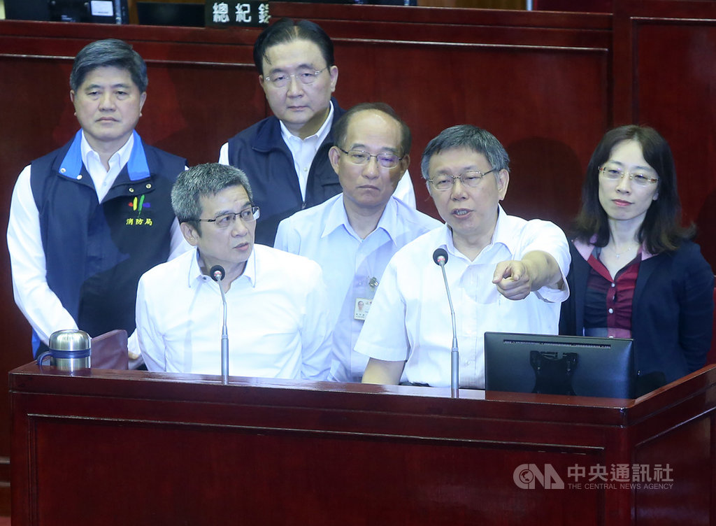 台北市議會30日召開市政總質詢,議員簡舒培質詢時拿出7段錄音檔,質疑北捷董事長李文宗(前左)等人護航大巨蛋案。市長柯文哲(前右)表示,錄音檔應該全部都放,並動怒提及北市府被竊聽。中央社記者鄭傑文攝 108年5月30日
