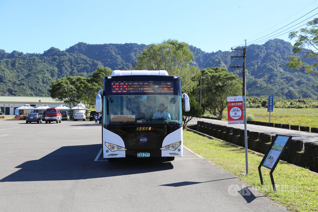 端午節連續假期即將到來,公路單位實施國道客運優惠票價、公共運輸轉乘優惠及「台灣好行」半價3大優惠;建議民眾多利用大眾運輸,經濟又便利。中央社記者李先鳳攝 108年5月30日