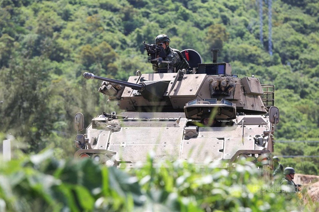 由軍備局研製、搭載美製30公厘練砲的雲豹裝甲車,30日首次採全員全裝、實兵實彈進行射擊,並將泥土塗抹在車身、隱蔽在草叢後方。中央社記者游凱翔攝 108年5月30日