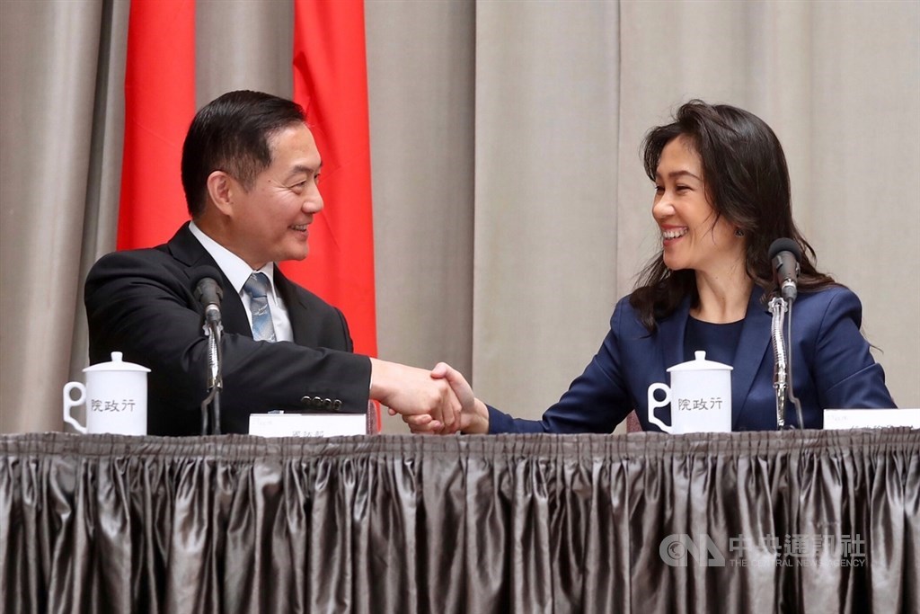 行政院會後記者會30日在行政院新聞中心舉行,行政院發言人Kolas Yotaka(谷辣斯.尤達卡)(右)與國防部副部長沈一鳴(左)握手致意。中央社記者吳翊寧攝 108年5月30日