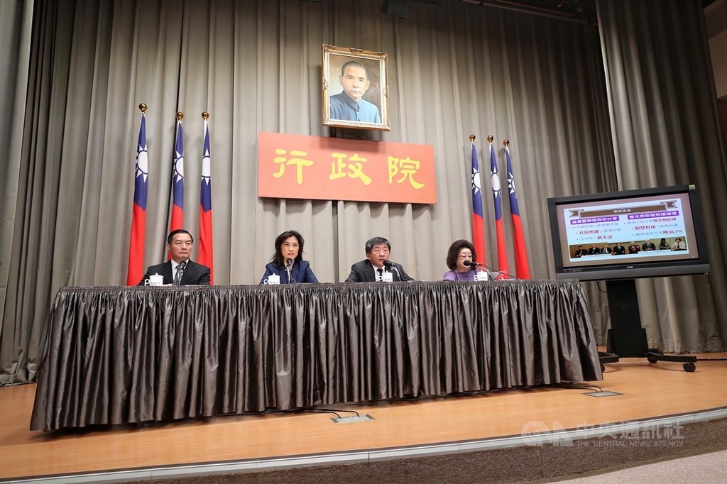行政院會後記者會30日在行政院新聞中心舉行,行政院發言人Kolas Yotaka(谷辣斯.尤達卡)(左2)主持,衛福部長陳時中(右2)、教育部次長范巽綠(右)、國防部副部長沈一鳴(左)出席。中央社記者吳翊寧攝 108年5月30日