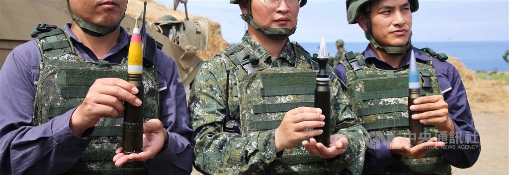 由軍備局研製、搭載美製30公厘練砲的雲豹裝甲車30日首次實彈射擊,由左至右分別是高爆彈、穿甲彈及訓練彈。中央社記者游凱翔攝 108年5月30日