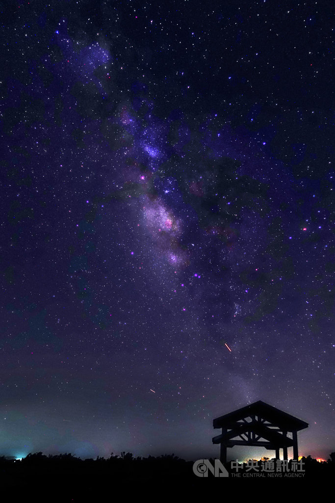 台東縣政府規劃的7場次星空音樂會,前2場6月1日及6月8日將分別在池上伯朗大道及長濱金剛大道,民眾可以躺在馬路上,在音樂的伴隨下徜徉星海。圖為金剛大道星空。(台東縣政府提供)中央社記者盧太城台東傳真 108年5月30日