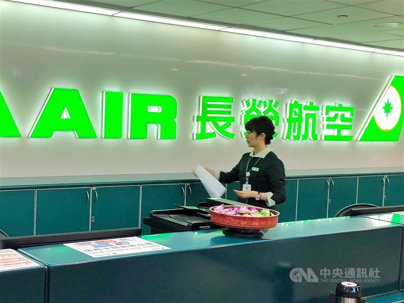 長榮航空30日公布針對桃園市空服員工會提出的8大訴求的因應對案,包含提出飛安服勤獎金等。(示意圖/中央社檔案照片)