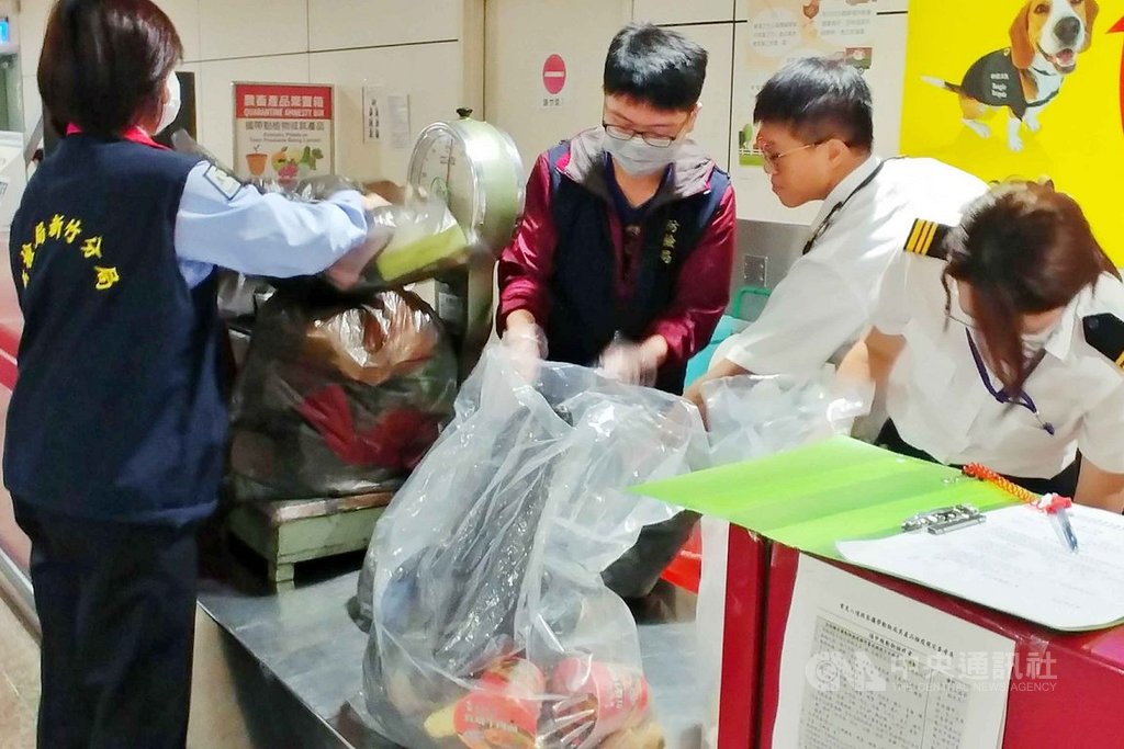 北韓在30日確認為非洲豬瘟疫區,農委會防檢局考量到南北韓並無明顯地理疆界,在風險管制措施下,除將北韓列為疫區及高風險地區,南韓也列為高風險地區,31日凌晨起針對來自南韓班機旅客全面進行手提行李X光機檢查。中央社記者吳睿騏桃園機場攝 108年5月31日