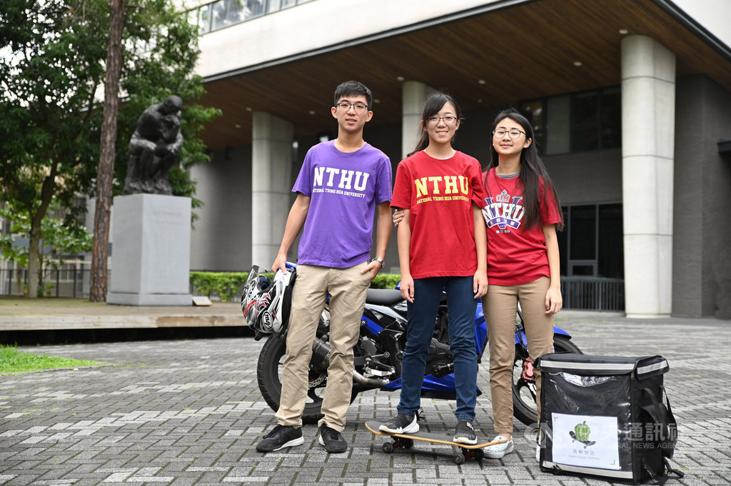 國立清華大學31日舉辦「清華創業日」,清大電機系大一學生陳唯中(左起)、馬禹平及蔡惠芸今年初在清大創業「青椒快送」,解決清、交大住宿學生外出用餐不便的問題,獲得創新競賽綜合組首獎。(清大提供)中央社記者魯鋼駿傳真 108年5月31日