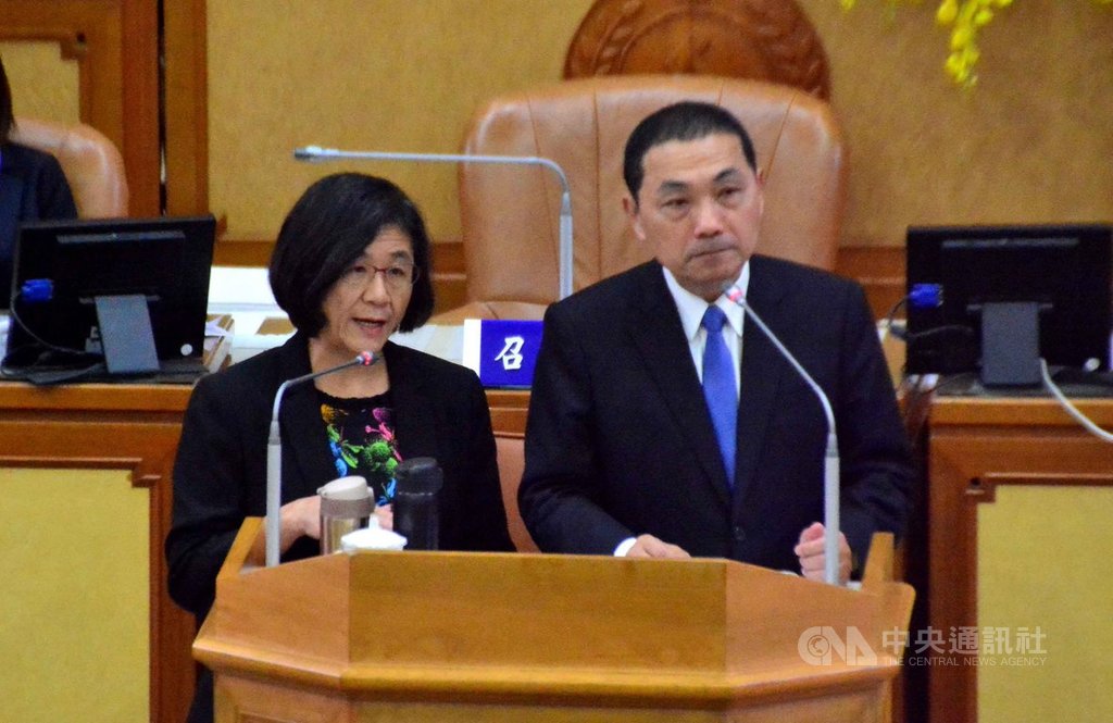 新北市長侯友宜(右)、新北市政府衛生局長陳潤秋(左)31日在市議會接受總質詢表示,等自治條例通過後,將加強管制電子菸品,維護民眾健康。中央社記者黃旭昇新北攝 108年5月31日