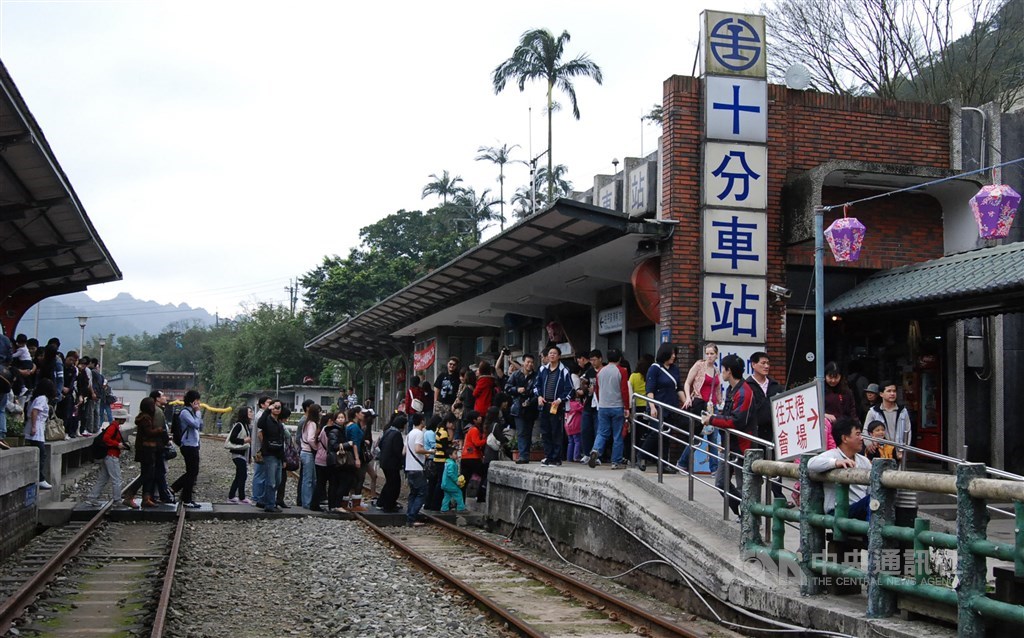 台鐵局今天宣布,將從瑞芳和十分車站著手,在進行車站改建時,由美學專家小組導入美學觀點。圖為平溪天燈節時大量民眾湧入十分車站。(中央社檔案照片)