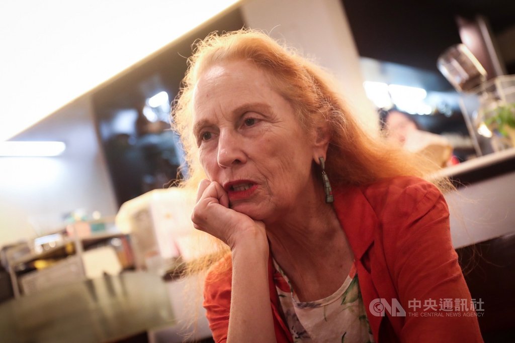 來自美國的戴雅雯(Catherine Diamond),申請歸化台灣,即將成為正港台灣人。她說,和許多國家相比,台灣的貧富差距相對較小,社會穩定、生活便利,外國人可以放心舒服地在台灣居住,相信每個人都能感受到台灣的好。中央社記者吳家昇攝 108年6月1日