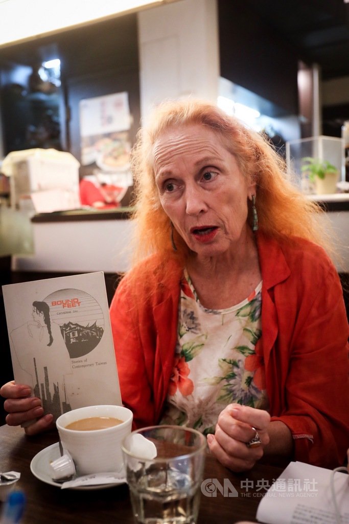 來自美國的戴雅雯(Catherine Diamond),目前在東吳大學英文系任教,即將成為正港台灣人的她,30年來身體力行做環保,以行動表達對台灣這塊土地的熱愛。中央社記者吳家昇攝 108年6月1日
