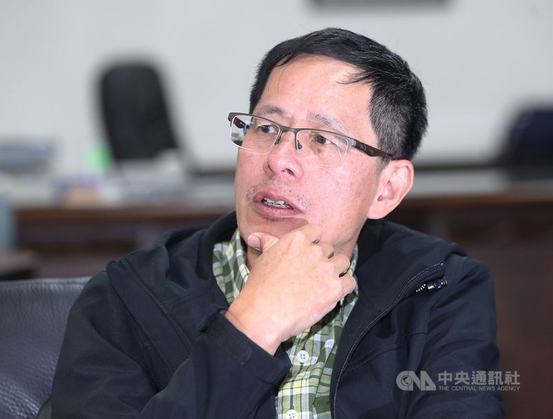 作家劉克襄說,他的父親與中央書局有著情感上的深層連結。(中央社記者張皓安攝)