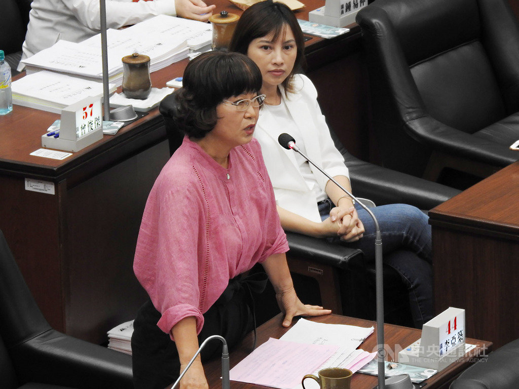高雄市長韓國瑜3日在高雄市議會接受市政總質詢,遭民進黨籍議員李喬如(左)強力批評。李喬如指韓國瑜答詢及表現都答非所問、欠缺專業表現;韓國瑜則指李喬如「雙重標準、是非不明,議員表現不及格。」中央社記者王淑芬攝 108年6月3日