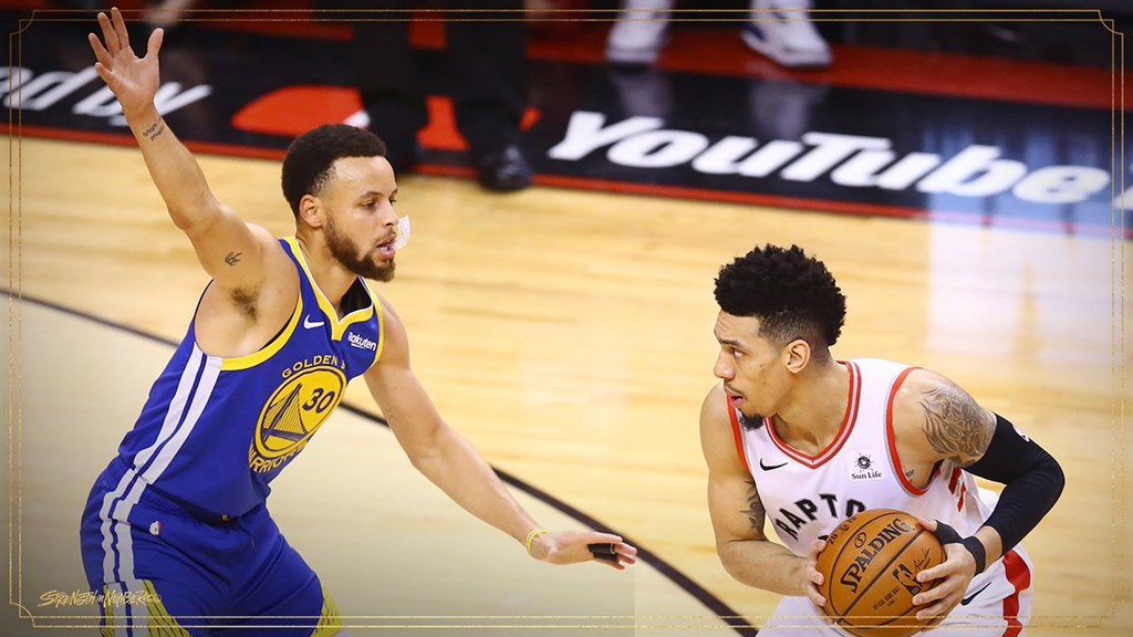 NBA金州勇士「浪花兄弟」柯瑞(左)、湯普森2日聯手拿下48分,率領球隊在下半場逆轉,以109比104擊敗多倫多暴龍。(圖取自twitter.com/warriors)