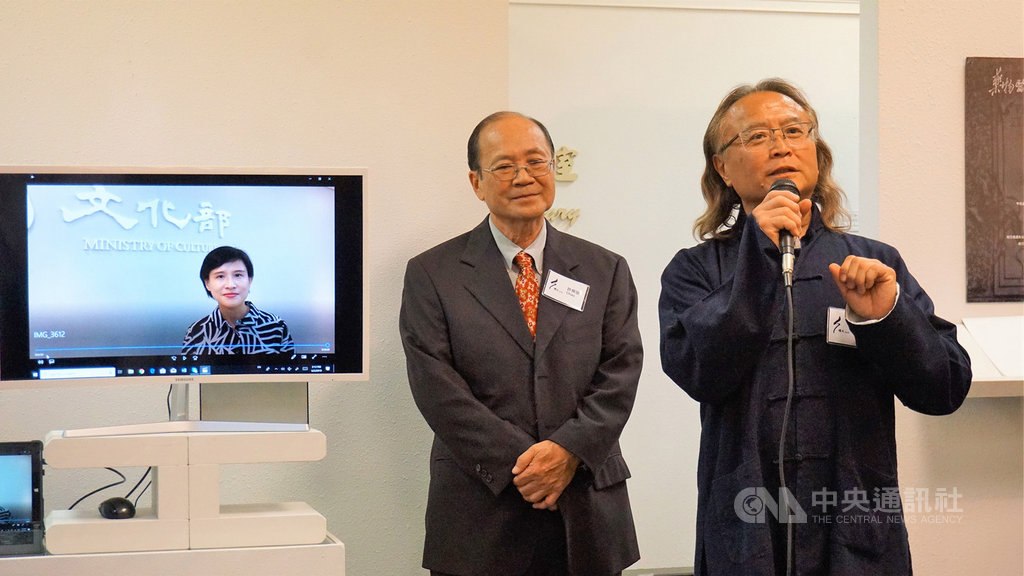 收藏台灣近代一百年間600多幅畫作的南加州順天美術館2日舉行告別展覽,全數作品將無償捐給國立台灣美術館。文化部長鄭麗君(圖)透過預錄的視訊致詞,圖右起為館長陳飛龍、董事長許照信。中央社記者林宏翰洛杉磯攝 108年6月3日