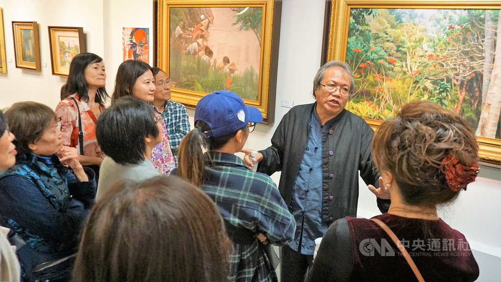 成功大學歷史系教授蕭瓊瑞(圖)站在日治時代畫家李梅樹作品前向觀眾講解作品。蕭瓊瑞說,許鴻源不是收藏家,而是一個文化的保護者。中央社記者林宏翰洛杉磯攝 108年6月3日
