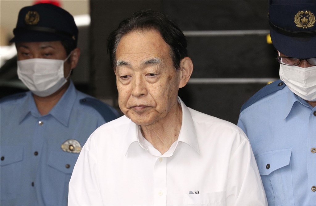 日本農林水產省前事務次官熊澤英昭(中)打110向警方自首「我殺死兒子了」,警方3日將他移送地檢署。(共同社提供)