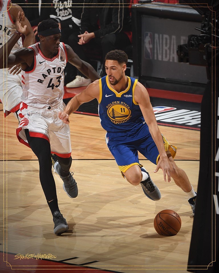 NBA金州勇士2日逆轉擊敗多倫多暴龍,「浪花兄弟」柯瑞、湯普森(右)聯手拿下48分。(圖取自facebook.com/warriors)
