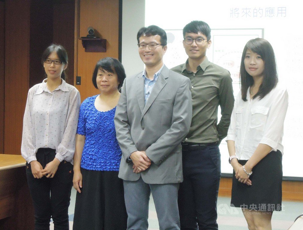 中央研究院分子生物研究所副研究員陳俊安(中)與研究團隊發現一組微型核糖核酸mir-17~92可望應用於漸凍症的預測與治療。中央社記者吳欣紜攝 108年6月4日