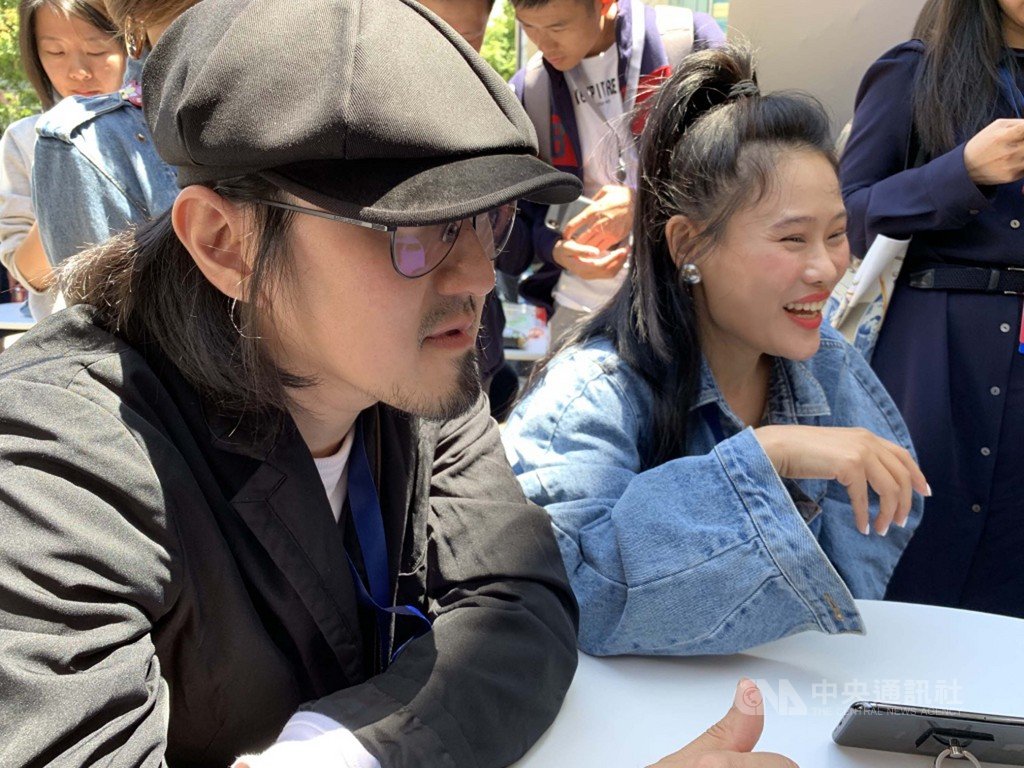 蘋果公司(Apple)3日在美國加州舉行全球開發者大會(WWDC),發表iOS 13作業系統。女歌手袁婭維(右)表示,iOS 13的「音訊共享」可讓兩組AirPods無線耳機配對同一台iPhone,是她最喜歡的新功能。圖左為音樂製作人荒井十一。中央社記者吳家豪舊金山攝 108年6月3日