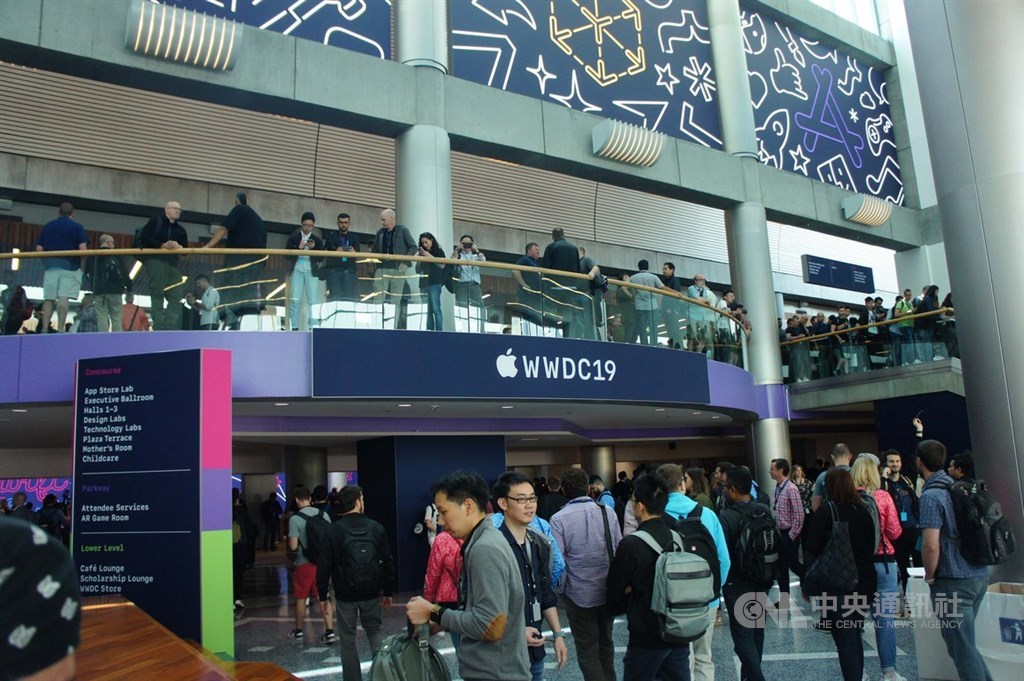 蘋果公司(Apple)3日在美國加州聖荷西會議中心舉行開發者大會(WWDC),第一天專題演講結束後,正式開放所有座談與活動。中央社記者吳家豪舊金山攝 108年6月4日