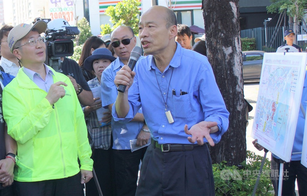 高雄市三民區爆發本土登革熱群聚疫情,市長韓國瑜(右)3日視察時聽取衛生局簡報登革熱疫情現況,並了解防疫工作。中央社記者程啟峰高雄攝 108年6月3日