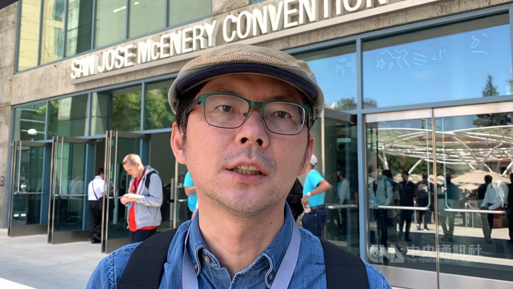 蘋果公司(Apple)3日在美國加州聖荷西會議中心舉行年度全球開發者大會(WWDC),發表iOS 13等軟體更新。與會的3C達人Tim哥認為,iOS 13兩大實用功能包括App開啟速度快2倍、AirPods可用Siri語音回覆訊息。中央社記者吳家豪舊金山攝 108年6月3日